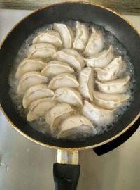 速冻煎饺的做法步骤2