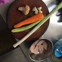 鸡翅包菜的做法步骤1