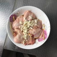 鸡翅包菜的做法步骤2