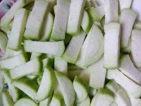 皮蛋炒丝瓜的做法步骤1