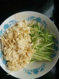 黄瓜拌豆皮的做法步骤3