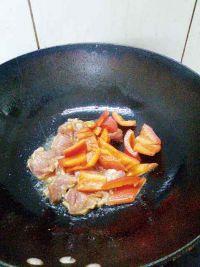 草菇红椒炒肉片的做法步骤4