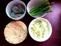 芦笋对虾面的做法步骤1