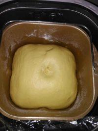 椰子酸奶爆浆面包的做法步骤2