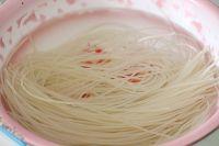 快手红油米粉的做法步骤1